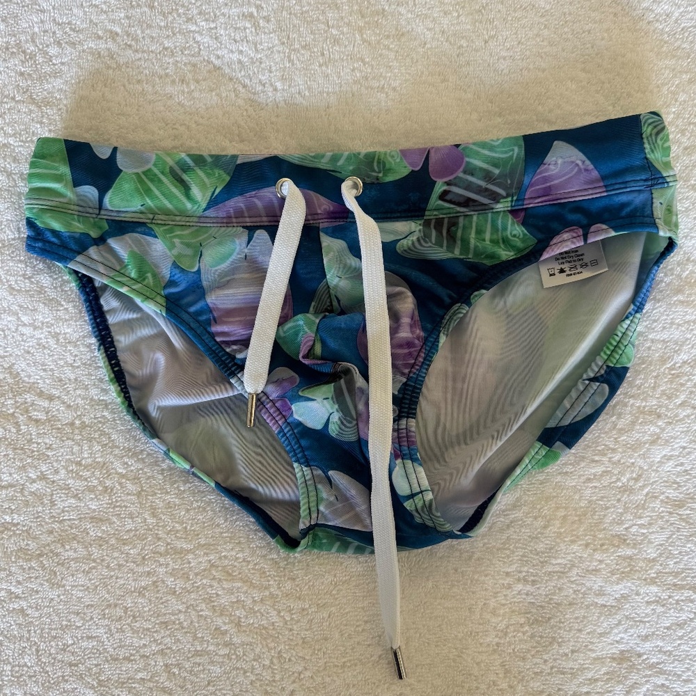 🐠🌊 Double Fish Print! 2(X)IST Swim Brief Set (2 Pairs) - Great Condition Small - Picture 2 of 9